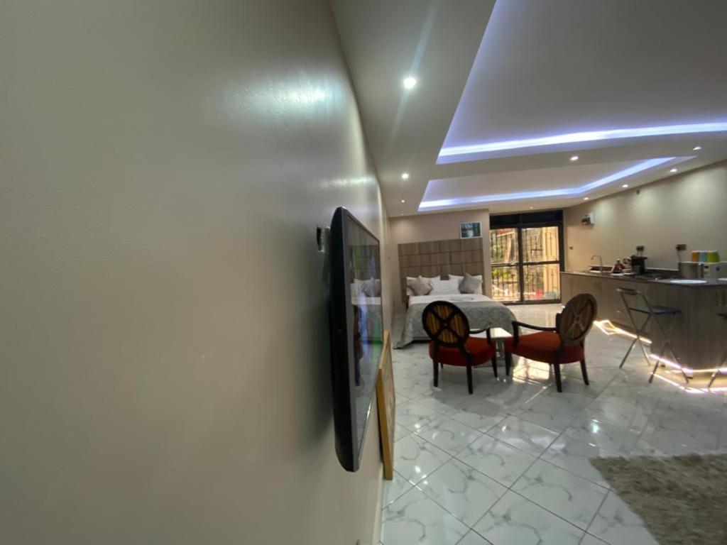 Trendy Apartments เอนเทบเบ้ ภายนอก รูปภาพ